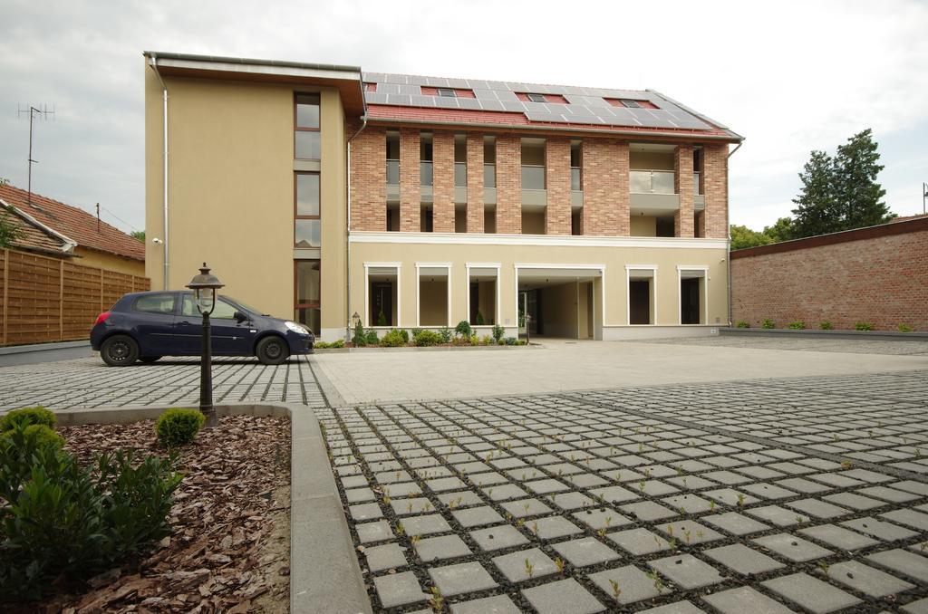 Almasy Apartmanhaz גיולה מראה חיצוני תמונה