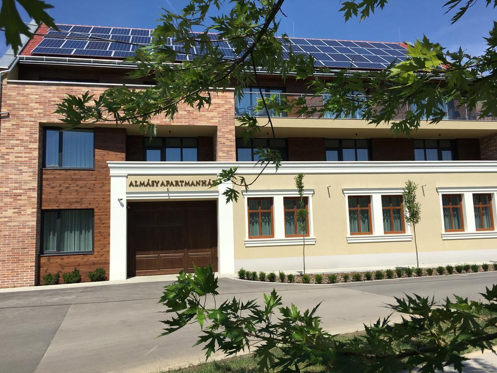 Almasy Apartmanhaz גיולה מראה חיצוני תמונה
